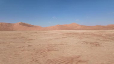 Umman Boş Mahallesi 'nin panoramik manzarasında sonsuz ufuklar açılır. Rub al-Khali Çölü. Uçsuz bucaksız ve dingin arazi, dalgalı kum tepecikleri ile övünür.