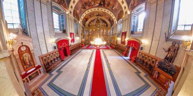 Belgrad, Sırbistan, Eylül 1.2024: Ortodoks Kilisesi 'nin içinden hava manzarası, Başmelek Aziz Michael Katedrali Belgrad' ın başkenti Sırbistan 'da Yükseliş. Sunağa giden kırmızı halıyı gösteriyor