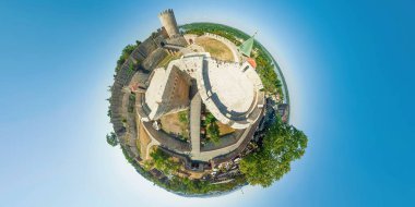 Belgrad kalesinin hava manzarası, 360 derece küçük gezegen etkisi uygulanarak, Sırbistan 'daki sava ve tuna nehirlerinin birleşimini gösteriyor