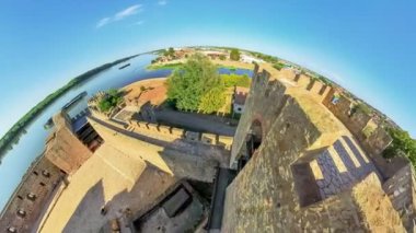 Sırbistan 'da Tuna' ya hakim olan Smederevo kalesinin insansız hava aracı görüşü, bir Smederevo 'nun panoramik manzarasını sunuyor. Sırbistan 'da İstisnai Önemlilik Kültürü Ulusal Anıtı.