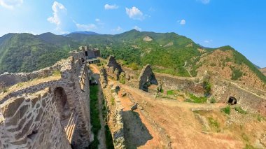 Sırbistan 'daki İbar' a komuta eden Maglik Kalesi 'nin AERİAL manzarası Büyük Morava Vadisi' ni geniş bir açıdan gösteriyor. Ülke Sırbistan 'ın İstisnai Kültürel Önemi Ulusal Anıtı olarak tanınıyor