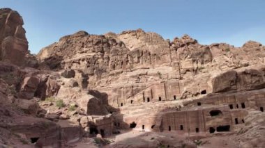 Ürdün 'deki bir unesco dünya mirası sahası olan kayıp şehir Petra' nın kayalık arazisindeki Facades Caddesi.