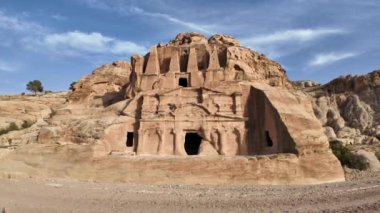 Ürdün 'ün kayıp kenti Petra' daki Obelisk Mezarı, Ürdün 'ün güneyinde bir kum taşı yüzeyine oyulmuş tarihi ve arkeolojik bir şehirdir.