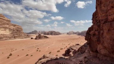Arabistanlı Lawrence 'ın ikonik kırmızı kumlar ve Jordan Wadi Rum çölünün yükselen uçurumlarıyla çevrili panoramik manzarasını keşfedin.