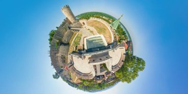 Belgrad kalesinin hava manzarası, 360 derece küçük gezegen etkisi uygulanarak, Sırbistan 'daki sava ve tuna nehirlerinin birleşimini gösteriyor