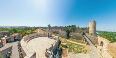 Sırbistan 'ın Kalemegdan parkındaki Belgrad kalesinin havadan görünüşü, harabeleri koruyan cam zeminli bir Roma kuyusunu gösteriyor