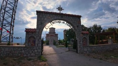 Makedonya 'nın Ohri kenti, 28 Ağustos 2024: Doğu Ortodoks Azizler Kilisesi' nin Zaman-LAPSE 'si Peter ve Paul, Makedonya' nın Podmochani belediyesinde dini simgeler ve metal bir haçla yer alıyor.