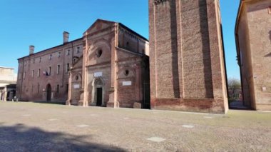 Pieve di Santa Maria Castello kilise kulesinde görkemli bir şekilde yükseliyor Carpi, İtalya 'da mavi bir gökyüzüne, aydınlık bir günde karmaşık tuğla ve mimari ihtişamını sergiliyor.