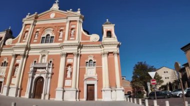 İtalya 'daki çarpıcı Carpi Katedrali Santa Maria Assunta ve Palazzo dei pio güneşli bir günde Carpi' nin kalbinde pitoresk bir sahne oluşturur.