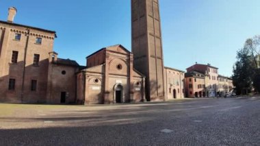 İtalya 'nın Carpi kentindeki Castello şehrindeki tarihi Santa Maria kilisesinde berrak mavi gökyüzüne karşı çarpıcı bir Roma mimarisi sergilenmektedir.