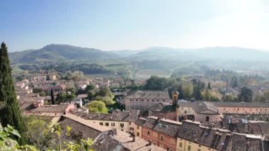 Lamone Vadisi 'nde yuva yapmış güzel Brisighella köyünün panoramik manzarasında Tuscan romagnolo apeninlerini ve Monticino mabedi ile huzurlu İtalyan manzarasını sergiliyorlar.