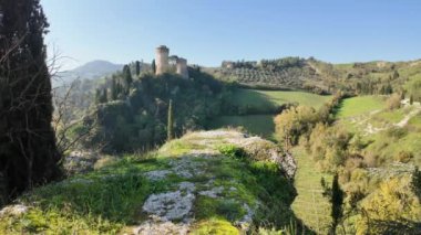 İtalya 'daki Rocca Manfrediana olarak bilinen Brisighella Kalesi' nin ortaçağ kulelerinin büyüleyici manzarası, Tuscan Romagnolo apeninleriyle Monticino tapınağının tarihi ve doğasını harmanlıyor.