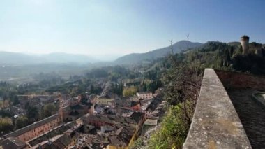 Lamone Vadisi 'nde yuva yapmış renkli Brisighella köyünün havadan görünüşü Tuscan Romagnolo' nun Emilia Romagna, İtalya ve Brisight Şatosu 'ndaki güzelliğini gözler önüne seriyor.