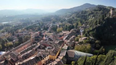 İtalya 'nın Lamone Vadisi' ndeki büyüleyici Brisighella köyünün havadan görünüşü Tuscan Romagnolo apennines tepeleri, zamansız güzellik ve Brisighella Şatosu veya İtalya 'nın Rocca Manfrediana' sı ile çevrili.