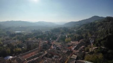 İtalya 'daki Monticino ve Toskana Romagnolo apeninleriyle Lamone Vadisi' ndeki büyüleyici Brisighella köyünün havadan görünüşü, zamansız güzellik ve Brisight Şatosu veya Rocca Manfrediana