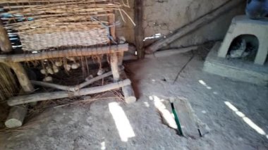 Makedonya 'nın kuzeyindeki Bay of bones müzesindeki neolitik konutun sazdan yansıyan güneş ışığı, antik kil fırın ve çömlekleri ortaya çıkardı