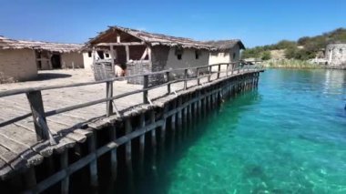 Ahşap kaldırım ve stilt evler, Makedonya 'nın Ohri kentindeki Ohri Gölü' nde bulunan ve tarih öncesi yaşam ve antik yapı tekniklerini gösteren bir arkeoloji sahasında bronz çağ yerleşimini yeniden inşa ediyor.