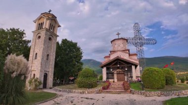 Makedonya 'nın Podmochani kentindeki Time-LAPSE St. Peter ve Paul Kilisesi, baskın bir haç, inanç, tarih ve doğal güzellikleri harmanlıyor