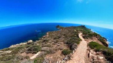 Fransa 'nın Korsika adasındaki Ajaccio kasabasının Sanguinaires adalarının hava manzarası. Deniz manzarası ve deniz feneri. Korsika 'da deniz ve Akdeniz tepelerinde Ceneviz kulesi var..