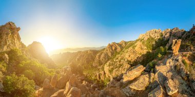360 numaralı hava aracı Piana 'nın Çorak Topraklar Calanques' ini görüyor. Porto Ota kasabası yakınlarındaki Akdeniz 'de Les Calanques adı verilen Korsika çorak arazilerindeki hava manzarası. UNESCO Mirası