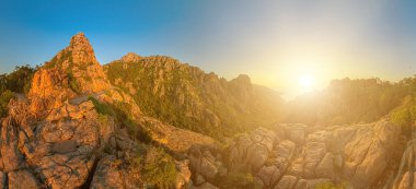 Piana 'nın Çorak Toprakları Calanques' i. Akdeniz kıyısındaki Corsican Calanques 'teki Porto Ota kasabasına yakın D81 karayolu rotasının hava görüntüsü. UNESCO mirası. 360 derece panorama.