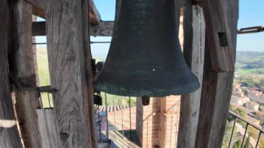 Çan kulesindeki bronz çan, İtalya 'nın Emilia Romagna kentindeki Tuscan Romagnolo apeninleriyle çevrili Lamone Vadisi' ndeki Brisighella köyüne bakıyor.
