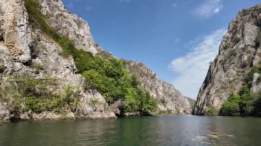 Turistler, Makedonya 'daki Matka Kanyonu' nun nefes kesen uçurumları ve yemyeşil yeşillikleriyle çevrili sakin Matka gölünde huzurlu bir tekne gezisinin keyfini çıkarıyorlar.