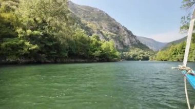 Makedonya 'nın kuzeyindeki Matka gölüne yapılan resimli tekne gezisinde güneşli bir günde büyüleyici kanyon, canlı yeşil sular ve yemyeşil bitki örtüsü sergileniyor.