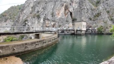 Matka Gölü 'nün yeşil sularını tutan Kanyon duvarı boyunca uzanan beton duvar, Makedonya' da hidroelektrik ve manzaralı güzellikler sağlıyor