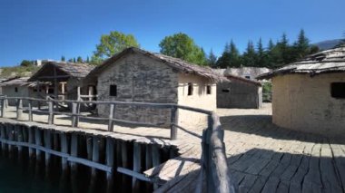 Kemik Körfezi Müzesi, Makedonya 'nın Ohri gölündeki platformda yaşayan insanların yaşamlarını temsil eden M.Ö. 1200 ila 700 yılları arasında tarihlenen tarih öncesi yerleşimlerin yeniden inşası.