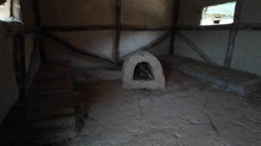 Makedonya 'nın kuzeyindeki Bay of bones müzesindeki neolitik konutun sazdan yansıyan güneş ışığı, antik kil fırın ve çömlekleri ortaya çıkardı