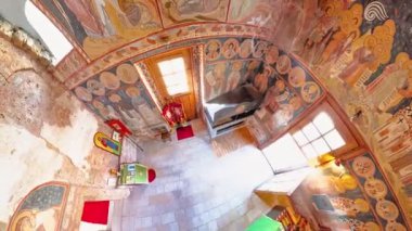 Sisevac, Sırbistan, 3 Eylül 2024: Sırbistan 'daki Sisojevac manastırının iç mekanı ve pencerelerden gelen doğal ışıkla aydınlatılmış duvar ve tavanları kaplayan freskler