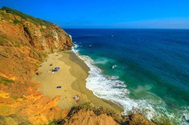 Kaliforniya Batı Sahili. Panoramik korsanlar Cove Beach, nokta Dume, Malibu sahil, Amerika Birleşik Devletleri Batı tarafında küçük bir koy. Mavi gökyüzü, yaz sezonu, güneşli bir gün. Ca. kopya alanı içinde Pasifik Sahili.