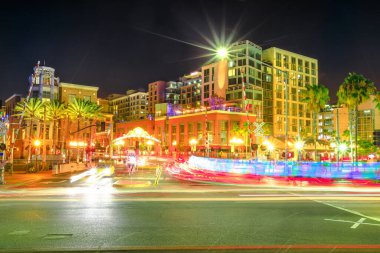 Pediatri aydınlatması, Harbor Drive Marina bölgesinde popüler bir turist taşımacılığıdır, Gaslamp Quarter, San Diego Downtown, California, ABD 'de giriş yapar. Manzaralı ışık yolları. Geceleri şehir manzarası.