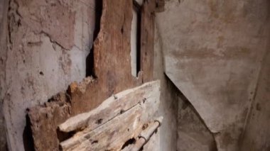 Metal merdiven İtalya 'daki tarihi Dozza Kalesi' nin içindeki karanlık, yeraltı geçidine iniyor. Gizli sırları ve antik geçmişi ortaya çıkarıyor.