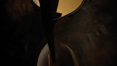 Dozza Kalesi 'ndeki ahşap bir stantta eski metal bir göğüs zırhı ve miğfer sergilenmesi, İtalya' nın ortaçağ tarihi ve mirasına büyüleyici bir bakış ortaya koyuyor.