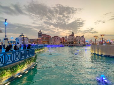 Riyad, Suudi Arabistan-Aralık 25, 2025: Bulvar Dünyası, Suudi Arabistan 'ın Riyad kentindeki küresel eğlence merkezi, aydınlık fıskiyeleri ve gün batımında eğlenen ziyaretçileri ile İtalyan bölgesi