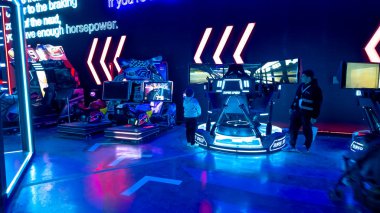 Riyad, Suudi Arabistan-Aralık 25. 2025: Riyad Bulvarı tema parkı ve sürükleyici yarış simülatörleri ve eğlenceleri, Suudi Arabistan 'daki her yaştan ziyaretçiler için fütüristik eğlence deneyimi yarattı