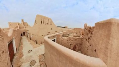 Geleneksel çamur tuğlası mimarisi, Riyad yakınlarındaki UNESCO Dünya Mirası sahası Diriye ait antik dar sokaklar, Suudi Arabistan 'ın zengin kültürel mirasını yansıtıyor.