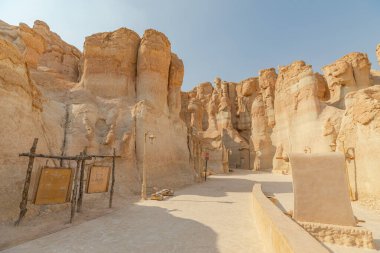 Suudi Arabistan - 1 Ocak 2025: El Ahsa, Suudi Arabistan 'daki Jabal Al Qarah dağ oluşum yolları, eşsiz jeolojik özellikler ve bilgi işaretleri, dinlenme alanları ve turistik merkezler sergiliyor.