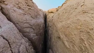 Gün batımında gökyüzü altında uzanan Jabal Al Qarah mağaralarının Rocky manzarası, uzaktaki haberleşme kuleleriyle, El Ahsa, Suudi Arabistan 'daki doğal jeolojik oluşumların büyüleyici bir görüntüsünü sunuyor.