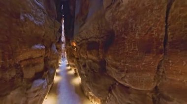 El-Ahsa vahasındaki El-Karah Dağı 'nın kumtaşı mağaralarından geçen aydınlık yollar, turistler ve jeoloji meraklıları için jeolojik harikalar ve eşsiz deneyimler sergiliyor.