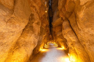 Açılışlardan süzülen güneş ışığı Suudi Arabistan 'daki Jabal El-Karah mağaralarındaki eşsiz kaya oluşumlarında büyüleyici bir ışık ve gölge etkileşimi yaratır.