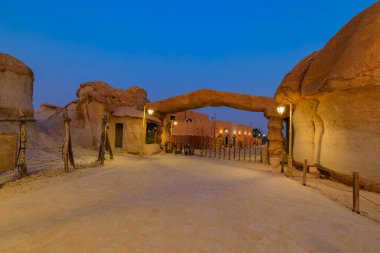 Aydınlatılmış sokak ve kemerli yollar, Suudi Arabistan El Ahsa vahasındaki Jabal Al Qarah dağ mağaralarında geleneksel binalara açılıyor.
