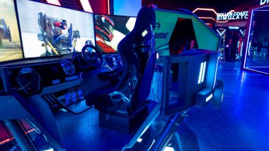 Riyad, Suudi Arabistan-25 Aralık 2025: Suudi Arabistan 'daki Riyad Bulvarı Dünya Eğlence Kompleksi' nde çoklu ekranlı yarış simülatörü kokpiti