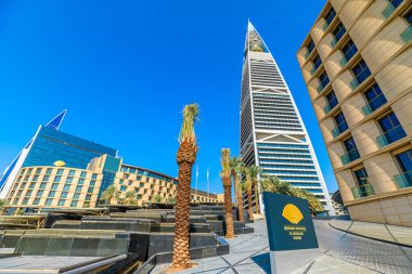 Riyad, Suudi Arabistan - 8 Ocak 2025: Riyad şehri üzerinde yükselen Krallık Merkezi gökdeleni, El Faisaliah Tower wiht Globe restoranı açık mavi gökyüzü altında kentsel panorama ekliyor