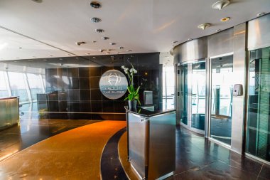 Riyad, Suudi Arabistan - 8 Ocak 2025: The Globe 'un modern girişi, Suudi Arabistan' ın Riyad kentindeki Krallık Merkezi 'nin gökyüzü-bar restoranı, döner bir kapı ve zarif bir dekor içeriyor.