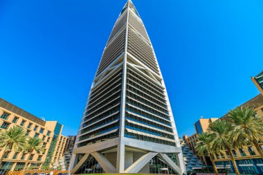 Riyad, Suudi Arabistan - 8 Ocak 2025: Riyad 'daki Krallık Merkezi' nin modern gökdelenleri, Suudi Arabistan 'da çağdaş mimarinin sergilendiği canlı mavi gökyüzüne karşı görkemli bir şekilde yükseliyor