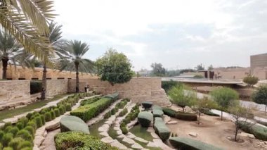 Riyad, Suudi Arabistan yakınlarındaki tarihi bir şehir olan Diriye 'nin panoramik manzarasında geleneksel mimari, bereketli palmiye ağaçları ve UNESCO Dünya Mirası sahasındaki modern yapılar yer alıyor.