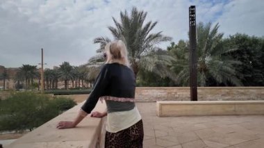 Sarışın turist, Suudi Arabistan 'ın Riyad kenti yakınlarındaki UNESCO Dünya Mirası bölgesi olan Diriyah' ın antik çamur tuğlası şehrinin manzarasına hayran kaldı.